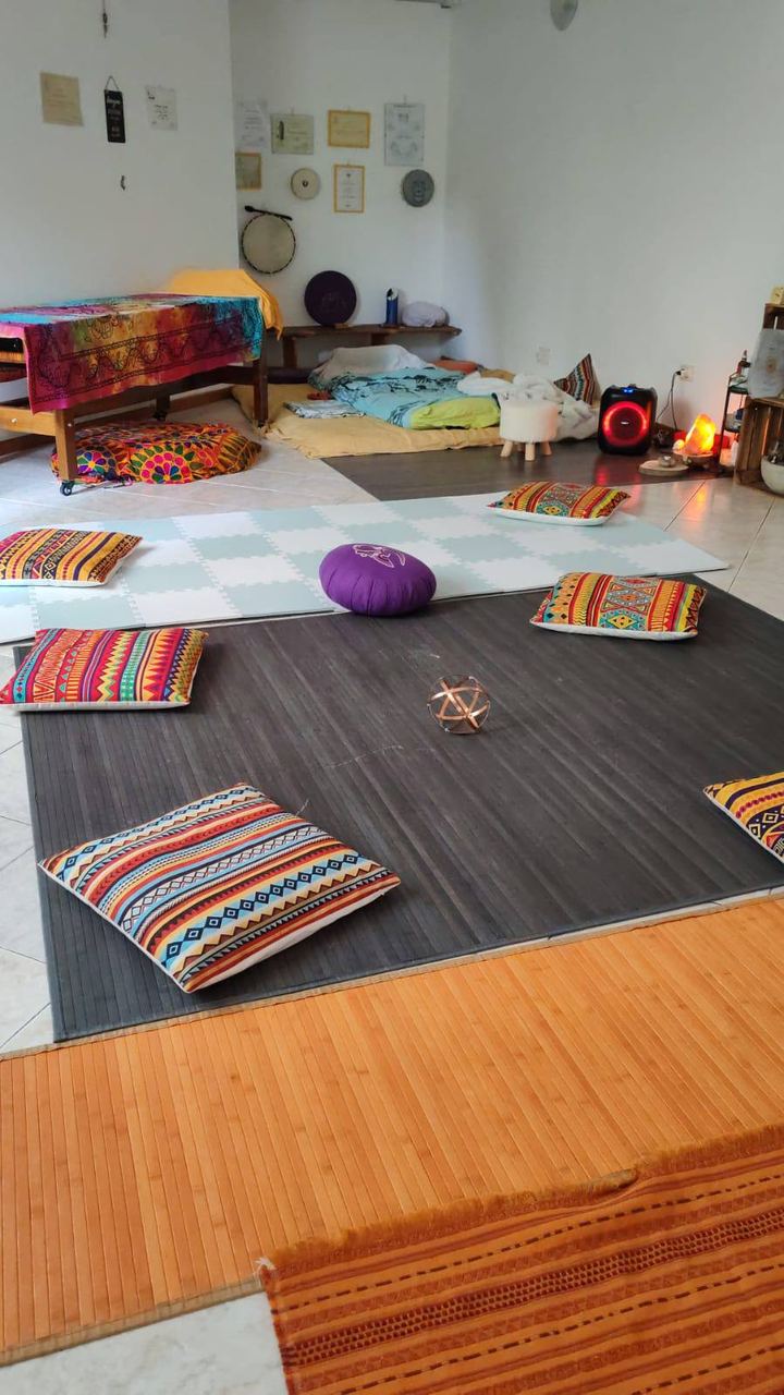 Cuscini etnici e spazio per la meditazione